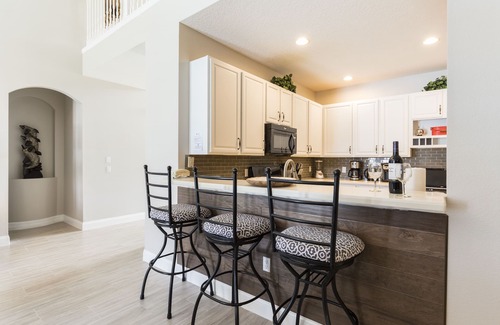 West Kissimmee Villa | Waterfront Oasis: Pool, HotTub, Cinema, Cabana BBQ, 10min to Disney, Resort BkYd