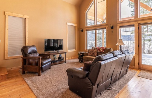 Proctor House | Waterfront Oasis with Mountain Views, Private Beach, WiFi & Firepit
