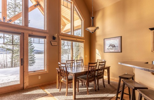 Proctor House | Waterfront Oasis with Mountain Views, Private Beach, WiFi & Firepit