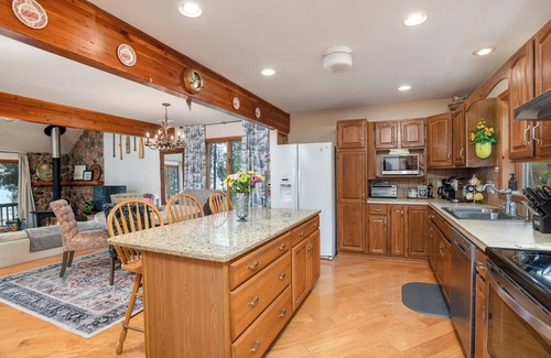 De Tour Village House | Waterfront Open Concept Cottage! Sleeps 10. Paddle boards included!