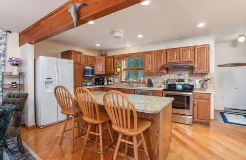 De Tour Village House | Waterfront Open Concept Cottage! Sleeps 10. Paddle boards included!