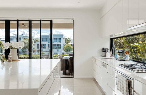 Helensvale Apartment | Waterfront Oriental style Home w/ Private Pontoon