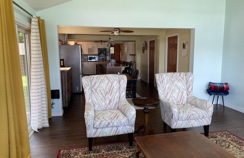 Bobcaygeon Cottage | Waterfront Paradise on the lake!