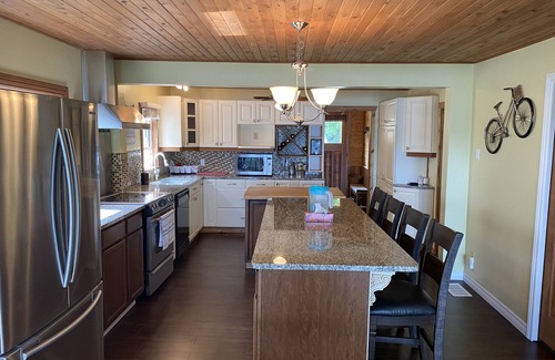 Bobcaygeon Cottage | Waterfront Paradise on the lake!