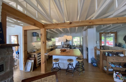 Val-des-Monts Cottage | Waterfront Paradise on Private Point