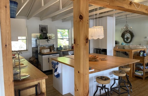 Val-des-Monts Cottage | Waterfront Paradise on Private Point