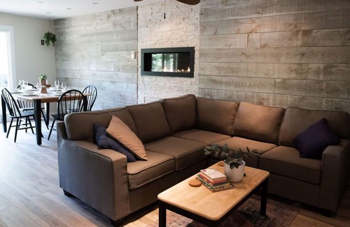 Baddow House | Waterfront *pet-friendly* modern home with Starlink