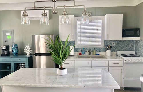 Spring Hill House | Waterfront & Pool House on Main Canal!