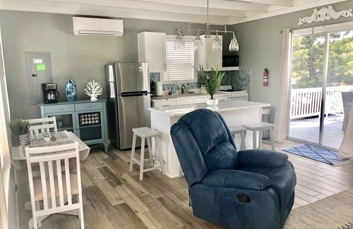 Spring Hill House | Waterfront & Pool House on Main Canal!