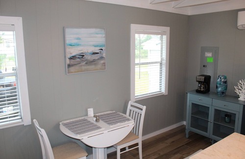 Spring Hill House | Waterfront & Pool House on Main Canal!