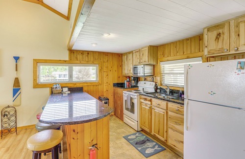 Port Clinton Cottage | Waterfront Port Clinton Cottage w/Fire Pit!