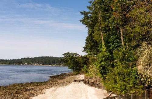Retsil House | Waterfront Port Orchard Retreat with Furnished Deck!