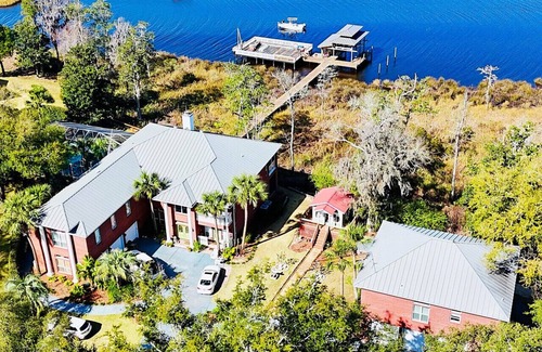 Freeport Apartment | Waterfront Property w/Pool & Dock
