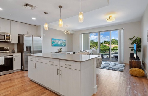 Central Sarasota Condo | Waterfront Relaxation - Modern Comfortable Condo