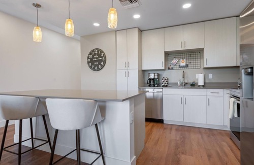 Central Sarasota Condo | Waterfront Relaxation - Modern Comfortable Condo