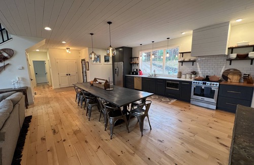 Markville Cabin | Waterfront Retreat on Bass Lake