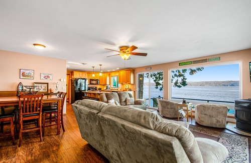 Brinnon House | Waterfront retreat with firepit, grill, deck & washer/dryer