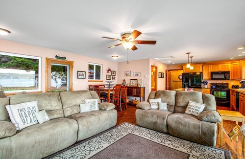 Brinnon House | Waterfront retreat with firepit, grill, deck & washer/dryer