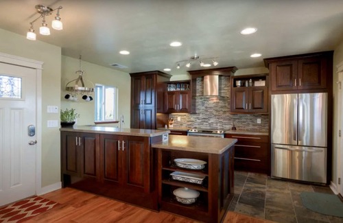 Isleton House | Waterfront retreat, year round fishing, boating, wine tasting. 1 hr from SF!