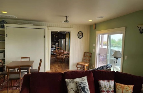 Isleton House | Waterfront retreat, year round fishing, boating, wine tasting. 1 hr from SF!