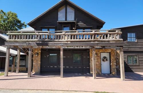 St. Joseph House | Waterfront Rock Shower Suite with Sunset View Room