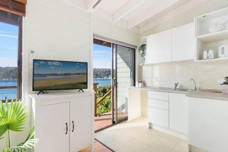 Scotland Island House | Waterfront Scotland Island Holiday Home - Family & Pet Friendly - 3 Bedrooms - Wifi - Netflix - Private Jetty