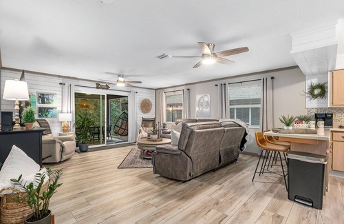 Homosassa House | Waterfront Screen Porch with kayaks to experience the peaceful Halls River!