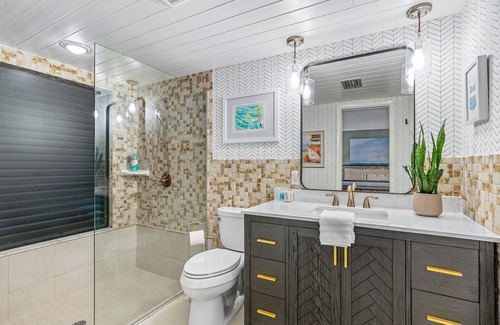 Homosassa House | Waterfront Screen Porch with kayaks to experience the peaceful Halls River!
