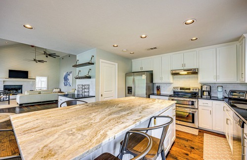 Seguin House | Waterfront Seguin Lake House Near Downtown