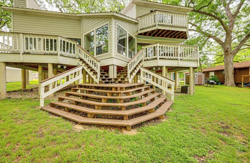 Seguin House | Waterfront Seguin Lake House Near Downtown