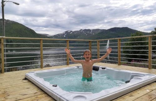 Torsken Apartment | Waterfront Senja 2