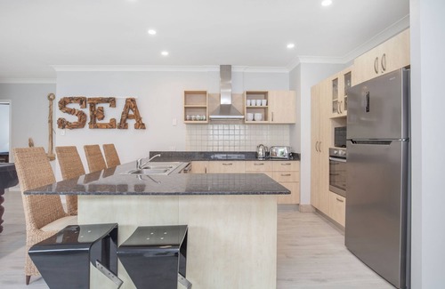 Robina House | Waterfront Serene Accom Private Spa Pet Hospital 10pplnn