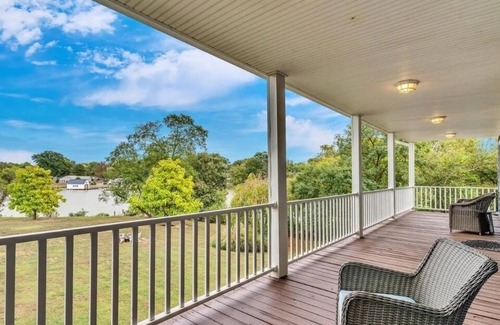 Deale House | Waterfront Spacious 5-bedroom vacation home with WiFi and AC in delightful Deale