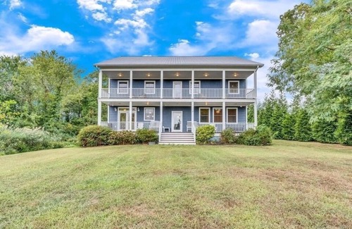Deale House | Waterfront Spacious 5-bedroom vacation home with WiFi and AC in delightful Deale