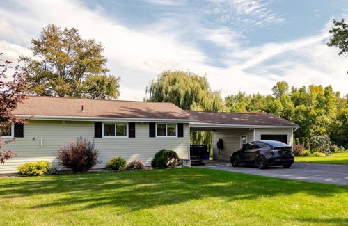 South Stormont Cottage | Waterfront St Lawrence River Long Sault