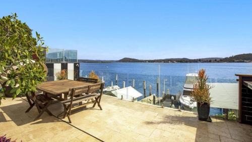 Blackwall House | 'Waterfront Studio' by HolidayCo