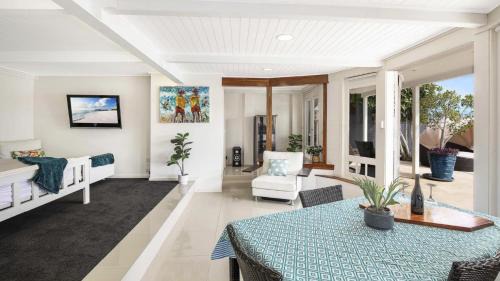 Blackwall House | 'Waterfront Studio' by HolidayCo