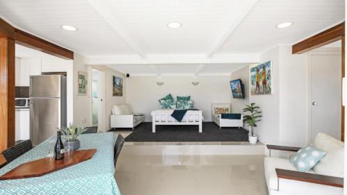 Blackwall House | 'Waterfront Studio' by HolidayCo
