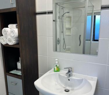 Mangere Bridge Apartment | Waterfront studio unit near Auckland Airport