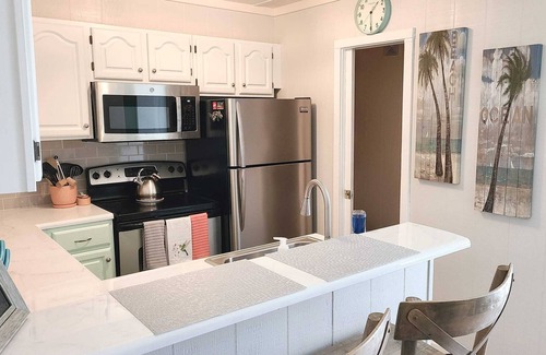 Selbyville House | Waterfront townhome minutes to beach w 2 pools