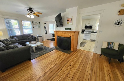 New London House | WATERFRONT VIEWS @ OCEAN BEACH GATE: 6 QUEEN 1 SOFA BED