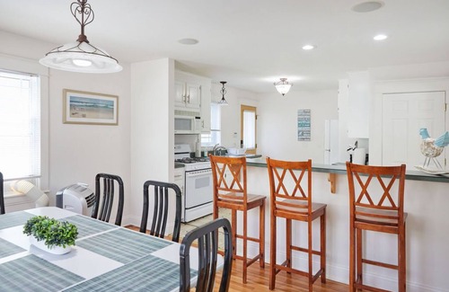 New London House | WATERFRONT VIEWS @ OCEAN BEACH GATE: 6 QUEEN 1 SOFA BED