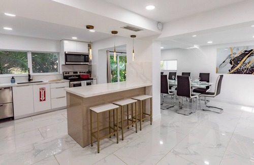 Lauderdale Isles House | Waterfront Villa/min 2 Beach/Hottub/Kayak/FirePit/Fishing