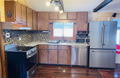 Havelock-Belmont-Methuen Cottage | Waterfront Villa Deer