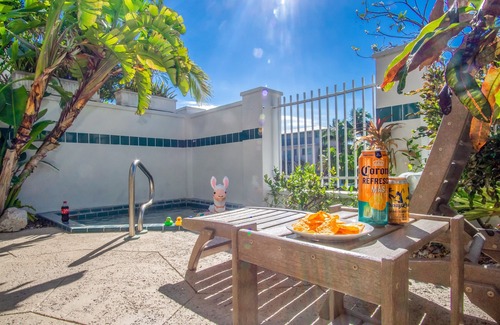 Marathon Villa | Waterfront Villa in Paradise. Dipping pool. Middle Keys. Soak in the sun