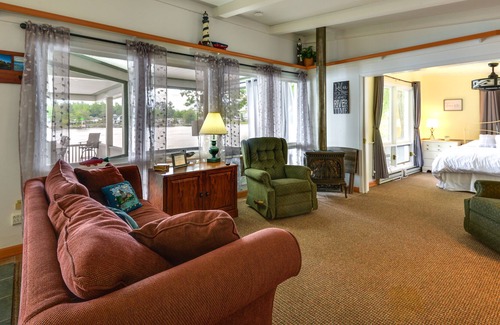 Wellesley Island Cottage | Waterfront Wellesley Island Cottage w/ Boat Slip!