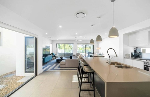 Helensvale House | Waterfront Wonder - Pool, Views & Luxury in Helensvale
