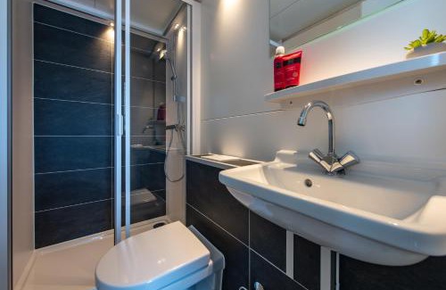 Kamperland Boat Rental | Waterlodge voor 4 personen in de haven van Kamperland