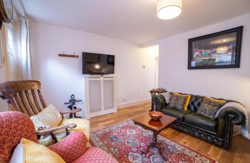 Sandwich House | Waterman's Cottage