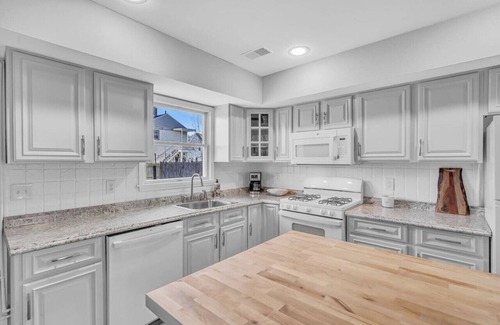 Keansburg House | Waterpark Beach House with Water and City view
